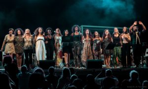 LA MUSICA DEL MONDO CON LE ALMAR’À L’ORCHESTRA DELLE DONNE ARABE E DEL MEDITERRANEO con Sana Ben Hamza, Silvia La Rocca, Eszter Nagypal, Sade Mangiaracina, Hana Hachana, Kavinya Monthe Ndumbu, Yasemin Sannino e Ziad Trabelsi A Napoli per la prima volta sette delle tredici musiciste per l’incontro tra parole e musica condotto da Lorenzo Pavolini. Le testimonianze delle esperienze delle protagoniste con la presentazione dei brani del loro repertorio e del primo singolo “Rim Almar'à” Sarà il racconto con parole e musica dell’orchestra delle donne arabe e del Mediterraneo Almar’à, per la prima volta a Napoli, a chiudere la V edizione de Il Suono della Parola 2019, domenica 15 dicembre al Complesso di Santa Maria delle Anime del Purgatorio ad Arco, in Via dei Tribunali (ore 17.00). La rassegna di letteratura e musica, prodotta dalla Fondazione Pietà de’ Turchini, a cura di MiNa vagante, con il sostegno della Regione Campania e il patrocinio del Comune di Napoli, conclude con un appuntamento speciale l’edizione 2019 che ha visto scrittori, artisti, direttori d’orchestra, uomini e donne condurre un viaggio nella letteratura, nella musica, nell’arte e nella vita. Dal mare di Palazzo Donn’Anna gli incontri con Il Suono della Parola si spostano nel cuore del centro antico di Napoli nel Complesso di Santa Maria delle Anime del Purgatorio ad Arco, edificio storico, simbolo di tradizioni e leggende e teatro del culto delle anime “pezzentelle”. In via dei Tribunali, nel ventre pulsante della città, crocevia di storia, arte, cultura e diversità, le testimonianze e racconti, insieme alle voci e strumenti delle donne ALMAR’À saranno protagonisti dell’appuntamento dedicato a LA MUSICA DEL MONDO. Sette delle tredici musiciste che compongono l’Orchestra, parleranno delle loro esperienze nell’incontro condotto da Lorenzo Pavolini e, a seguire, presenteranno alcuni brani del loro repertorio: Sana Ben Hamza (darbuka), Silvia La Rocca (flauto), Eszter Nagypal (violoncello), Sade Mangiaracina (piano), Hana Hachana (voce), Kavinya Monthe Ndumbu (voce ), Yasemin Sannino (voce ) e con Ziad Trabelsi direttore musicale. ALMAR’À è la prima orchestra di donne arabe e del Mediterraneo in Italia, formata da musiciste classiche, jazz, cantanti tradizionali e moderne, dalla provenienza più diversa, riunite in una polifonia tutta al femminile. ALMAR’À in arabo vuol dire “donna con dignità” e nasce dall’esigenza di sensibilizzare su un presente che superi gli stereotipi legati al mondo arabo, attraverso un progetto che è al tempo stesso un viaggio in musica e un’occasione per fotografare l’Italia che esiste ma che rimane ancora nascosta nelle singole esperienze, carente di un racconto collettivo e complesso. Bandiera di libertà contro qualsiasi violenza, estremismo e chiusura, le donne dell’Orchestra diventano ambasciatrici di un modo diverso di immaginare il futuro. L’appuntamento a Il Suono della Parola coincide con l’uscita del primo singolo intitolato “Rim Almar'à” (tradizionale tunisino, arrangiamento di Ziad Trabelsi, Mario Tronco, Pino Pecorelli, Leandro Piccioni), che sarà accompagnato dal videoclip realizzato dal regista Francesco Cabras, grazie al contributo della Fondazione Cultura e Arte. L’Orchestra è nata dalla collaborazione tra Fondazione Fabbrica Europa e Ziad Trabelsi dell’Orchestra di Piazza Vittorio. Ha avuto il supporto del MiBACT attraverso MigrArti e il sostegno della Fondazione Pianoterra. L’incontro è a ingresso libero fino ad esaurimento posti disponibili.