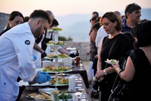 "Cenando sotto un Cielo Diverso"