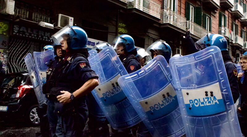 Corteo contro G7  della Difesa a Napoli, scontri tra manifestanti e polizia.