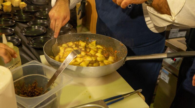 I piatti preparati con spesa consapevole e carne sostenibile da Trippicella e chef D’Agostino sono serviti